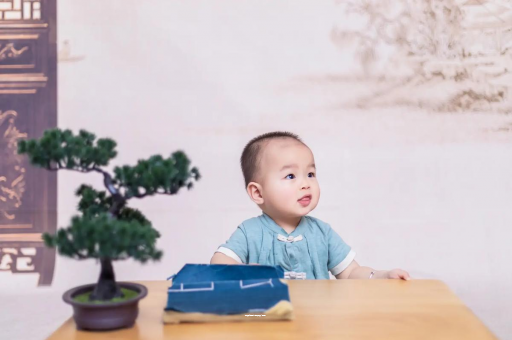 乐山怀孕肚子中间凹两边凸