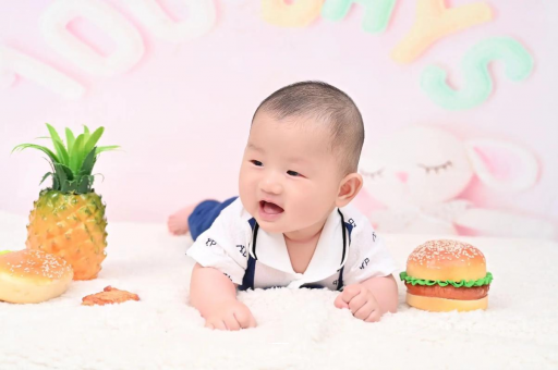 乐山宝宝在妈妈肚子里